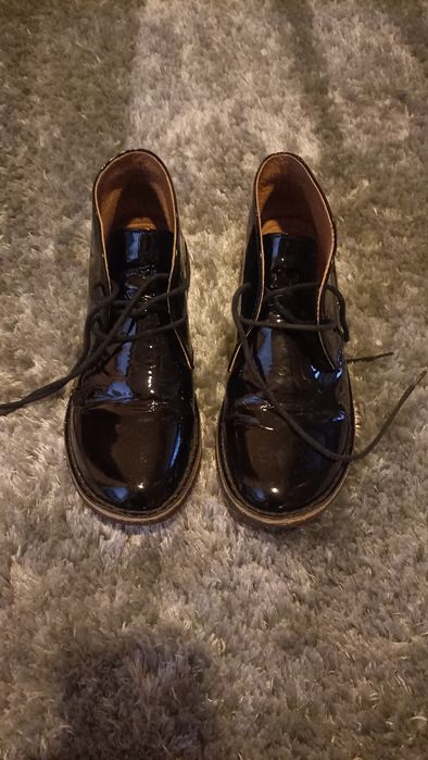 Botins em verniz preto da kickers