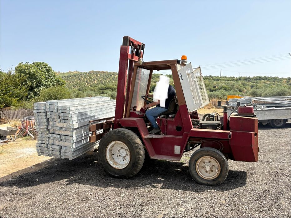 Empilhar manitou todo o terreno