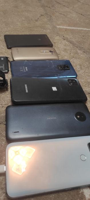 Zestaw sześciu telefonuw