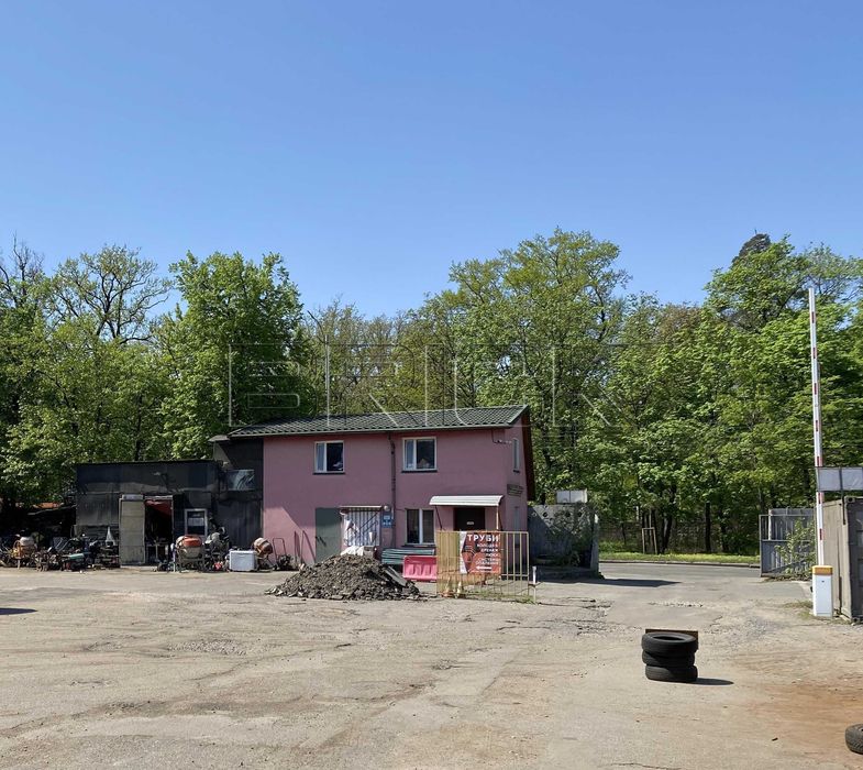 Продам у центрі міста майновий комплекс з виробничим обладнання