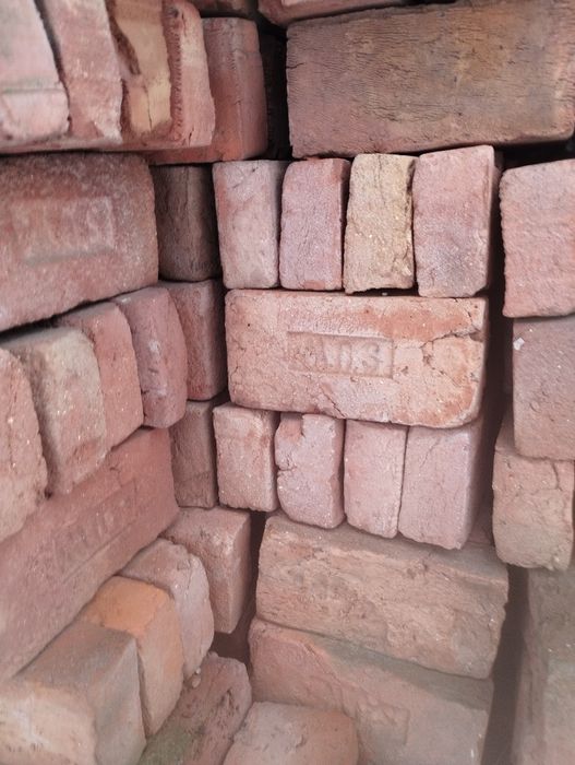 Stara cegła z lat 80 nieużywana