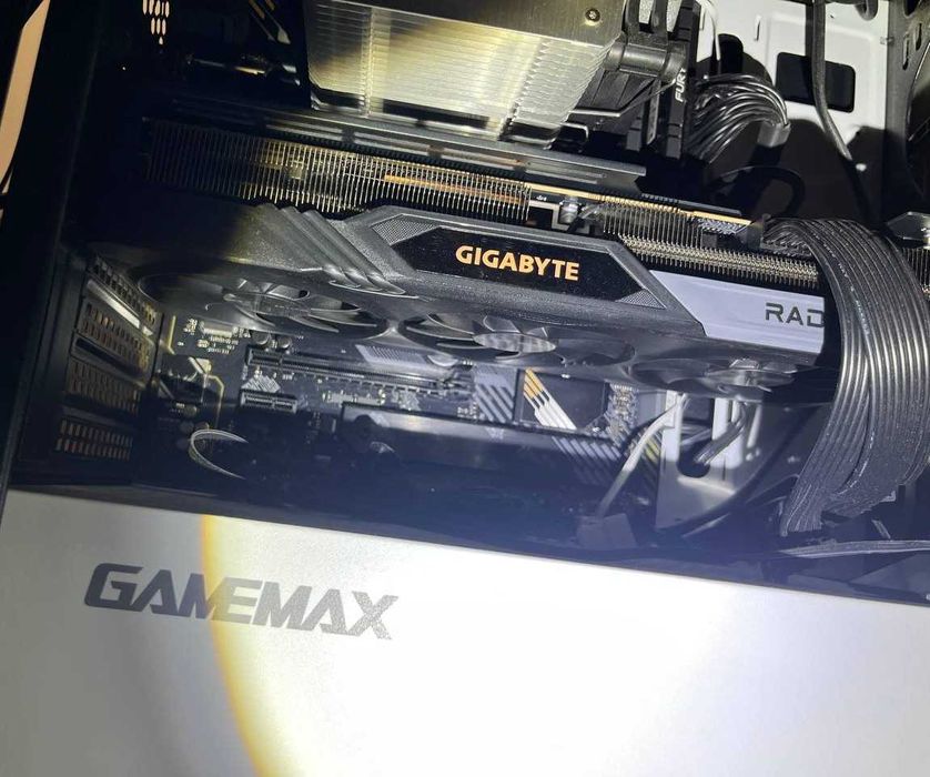 Продам Gigabyte Radeon RX 7700 XT Gaming OC 12GB