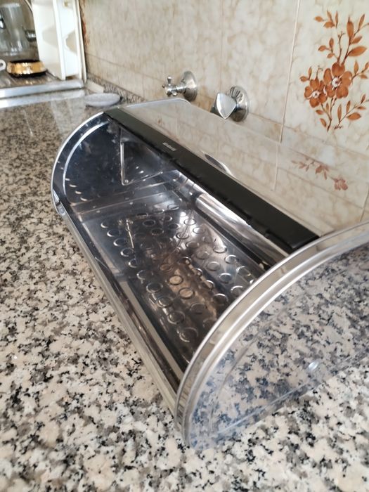 Caixa para Pão BRABANTIA Brilliant Steel Roll Top. Caixa de pão de aço com tampa deslizante. Medidas: 44 de largura, 25 de profundidade e 17 de altura
