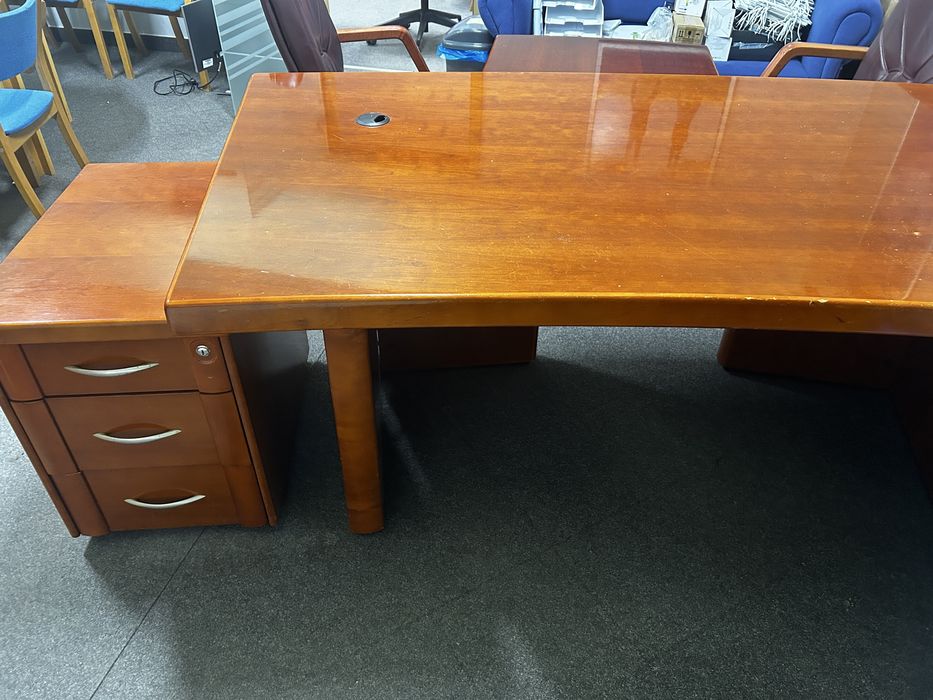 Zestaw drewnianych mebli CAPITOL do pokoju Prezesa.