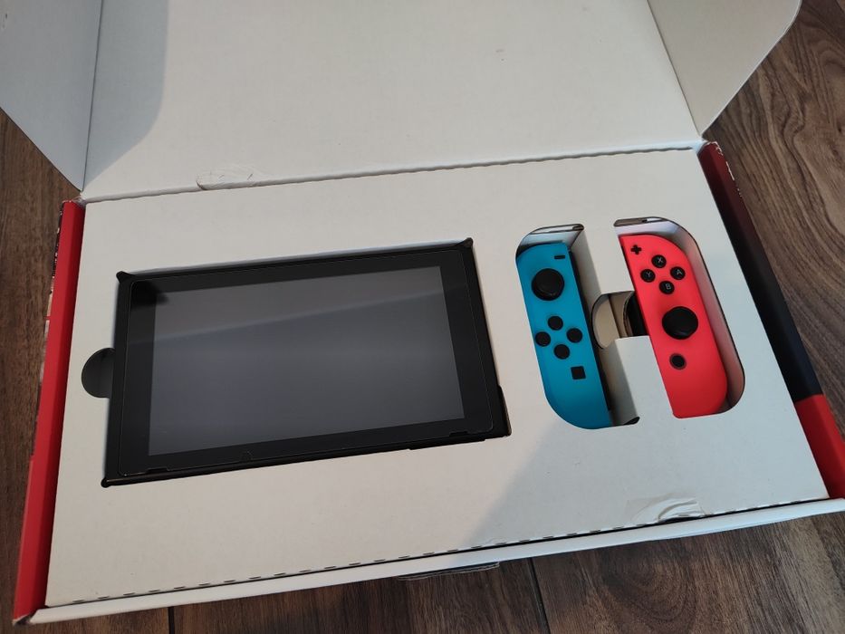 Nintendo Switch V2 + Etui ochronne