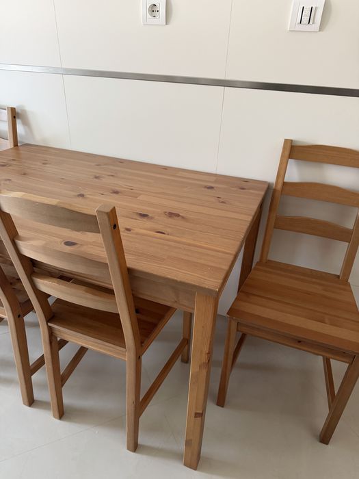 Mesa com 4 cadeiras