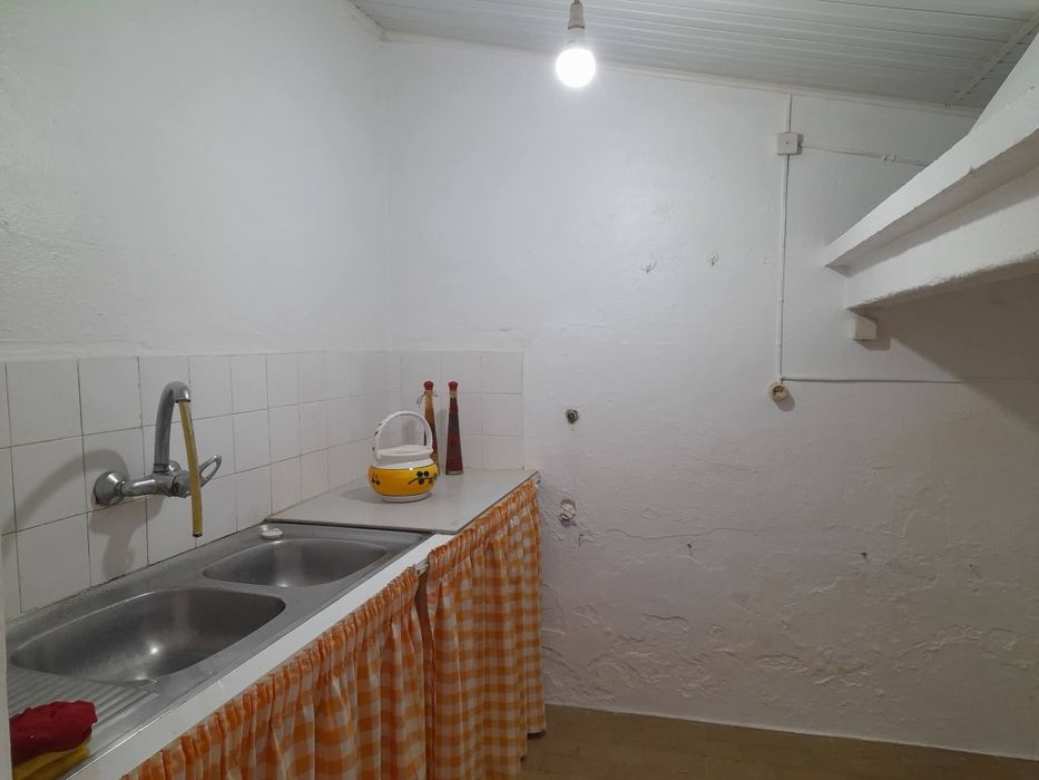 Moradia rés -do-chão com anexo de 2 pisos