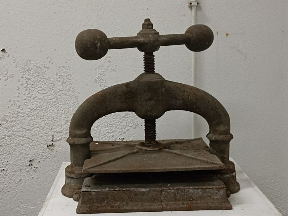 Prensa de pape antiga em ferro