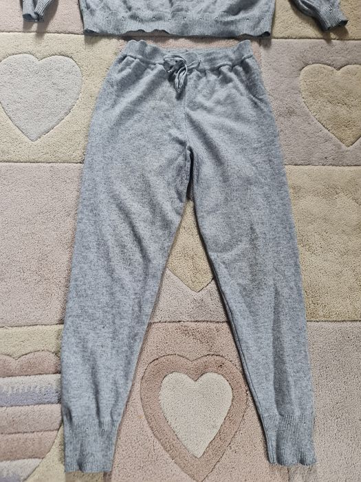 Костюм в'язаний ,сірий с камінням нарядний