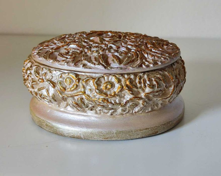 Pequeno guarda joias em marfinite circular tampa amovível