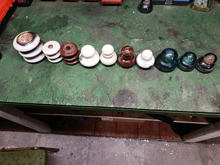 Kolekcja starych izolatorów elektrycznych PRL