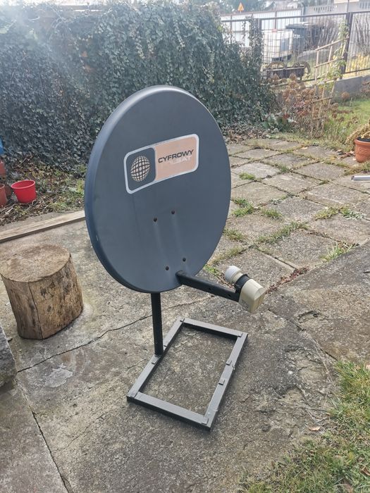 Mobilna antena satelitarna ze stojakiem