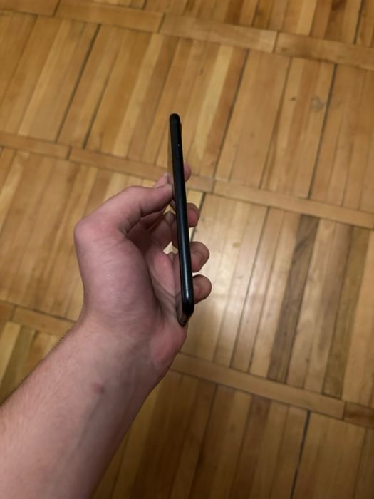 iPhone SE 3 64GB чорний, батарея 100%, sim не працює тільки Wi-Fi