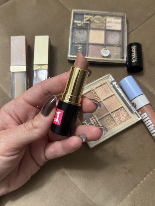 Zestaw kosmetyków kolorowych