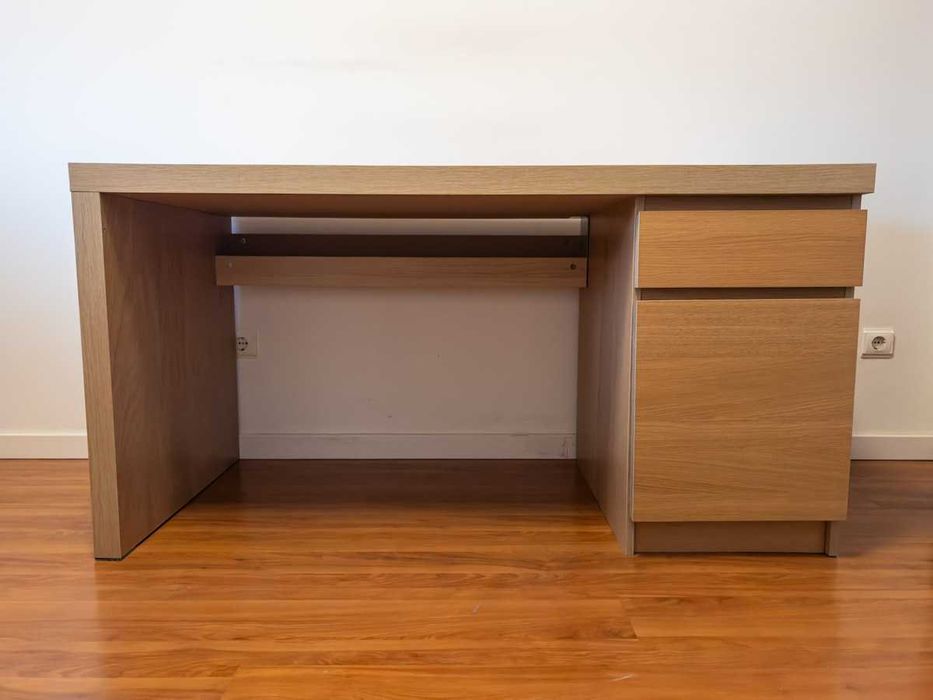 Duas secretárias MALM - IKEA (tom carvalho)
