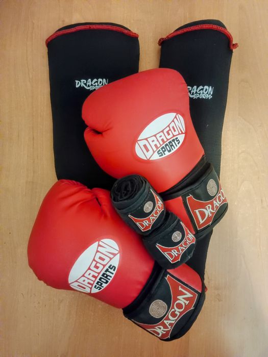 Zestaw rekawice bokserskie ochraniacze na piszczele i owijki tajski