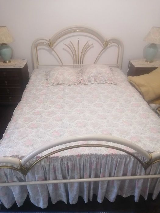 Cama de ferro lacada a branco e dourado