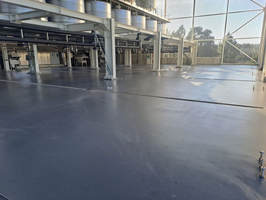 Pavimentos e paredes com revestimentos  em resina epoxy e poliuretano