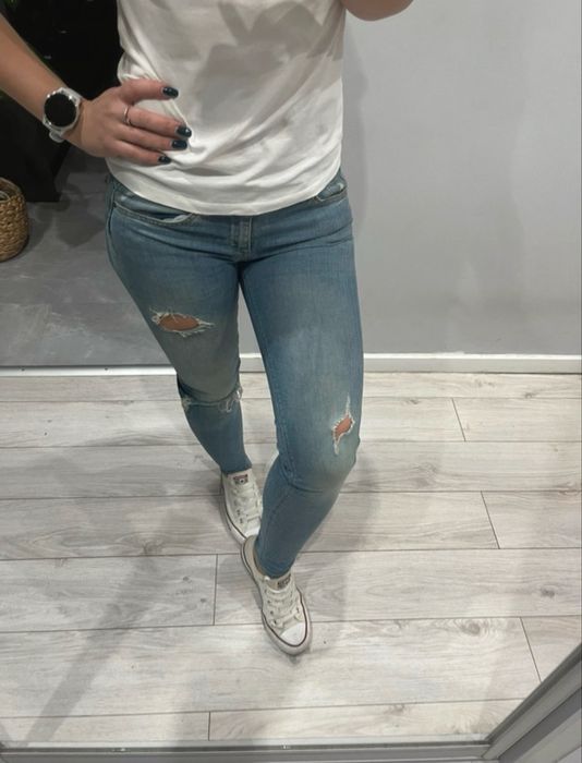 Jeansy Bershka z przetarciami