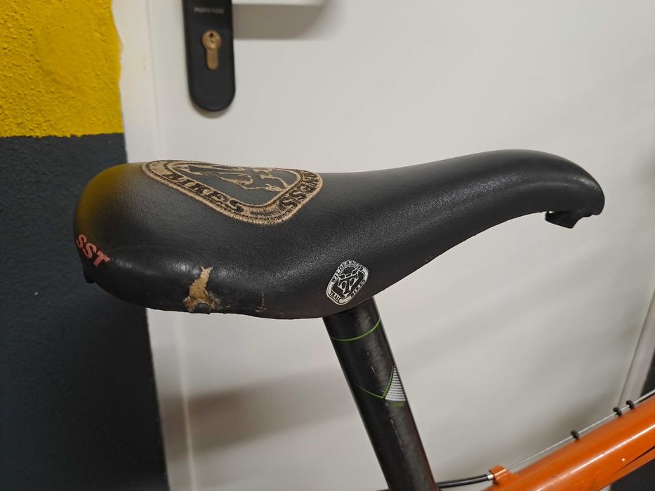 Bicicleta BTT Specialized (revisão e pneus novos)