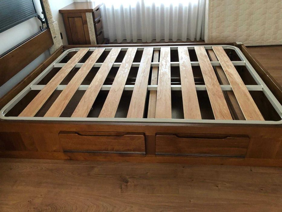 Cama de casal em madeira, pedra e ferro forjado com arrumação