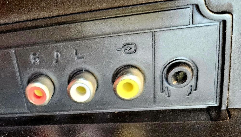 Mały telewizor LCD do starych konsoli do gier