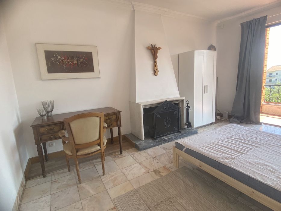 Quarto em moradia situada em Santa Iria da Azóia