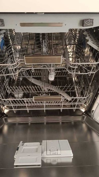 Máquina de Lavar Loiça INDESIT como nova e na garantia