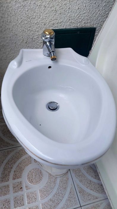 Conjunto de casa de banho (sanita, autoclismo, bidé e base de duche)