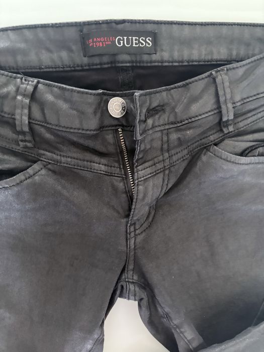 Woskowane czarne spodnie damskie Guess