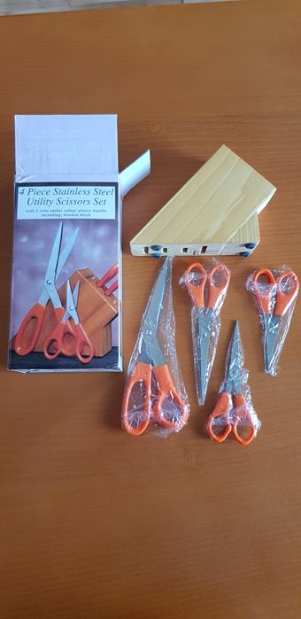 Kompletna norzyczków 4 sztuk na fajnym drewnianym stojaku nowe