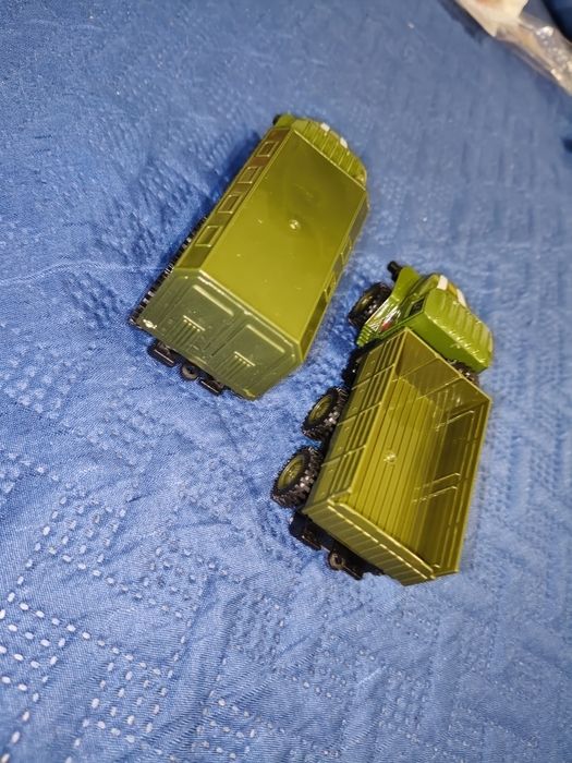 Dwa Modele ciężarowych samochodów wojskowych Ural4320