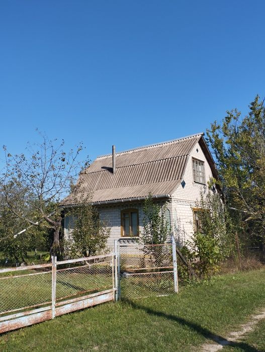 Продається дачний участок з будинком