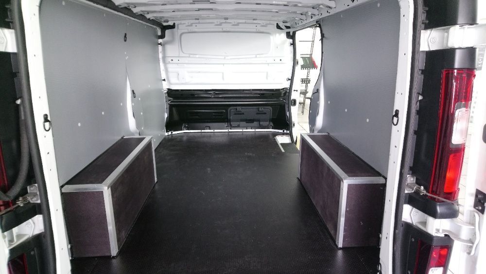 Zabudowa auta Renault Trafic lekkim tworzywem PCV