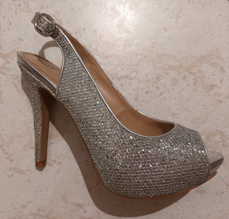 Maravilhosos sapatos de salto alto prateados - Aldo