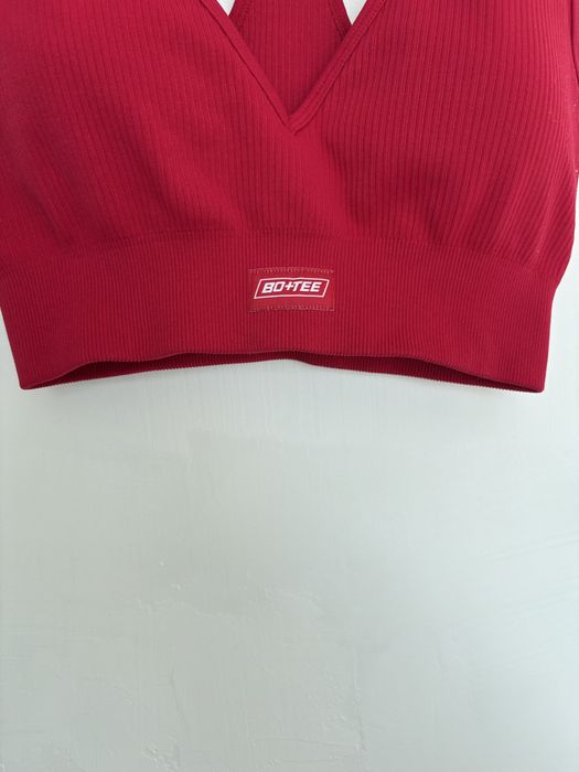 Czerwony biustonosz sportowy top Bo+Tee Boandtee dekolt V S 36 dopasow