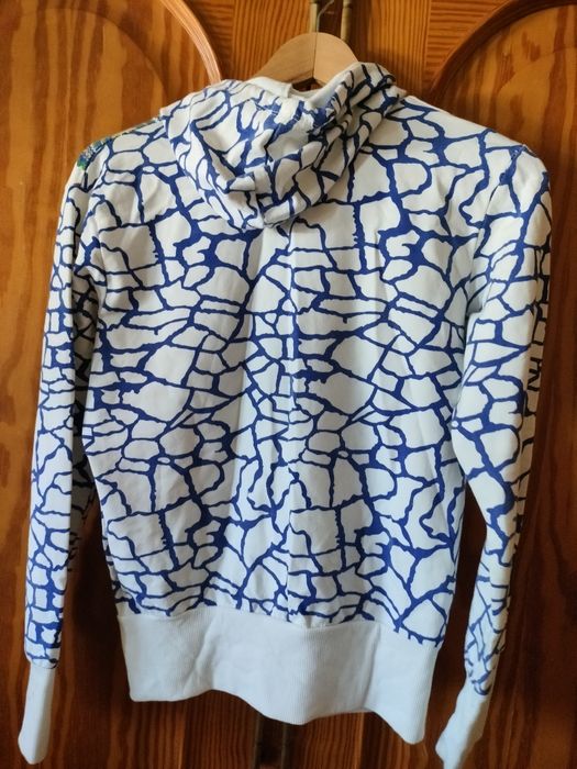 Casaco lindo , jovem e cores alegres