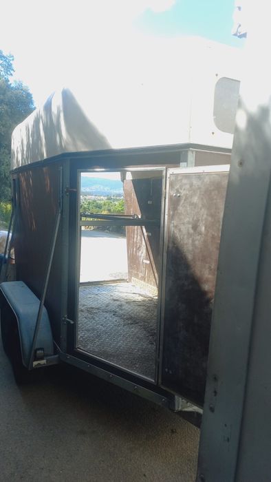 Vendo reboque de 2 cavalos
