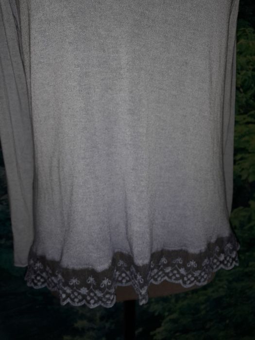 Bluzeczka sweterek niebieski Z koronkami