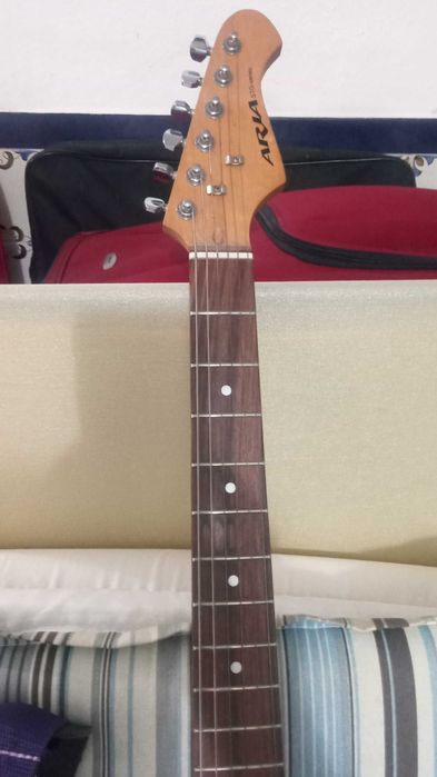 Vendo 2 guitarras uma ária e Harley Benton de 7 cordas