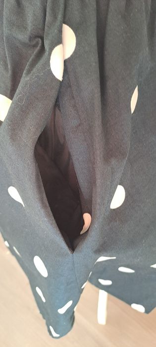 Saia Preta com bolinhas brancas e bolsos laterais, Tam 40