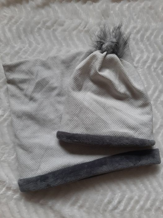 Biała czapka i komin zimowy z szarym futerkiem