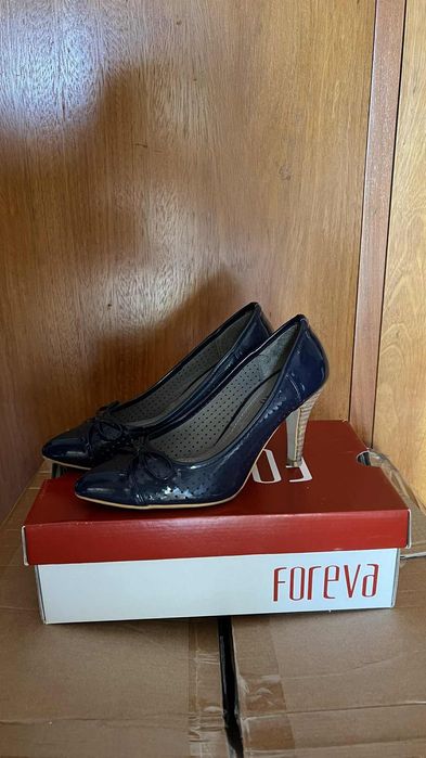 Sapatos azuis de salto alto