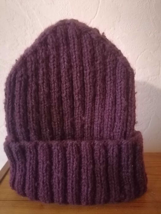 Вязаная тёплая женская шапка с отворотом.