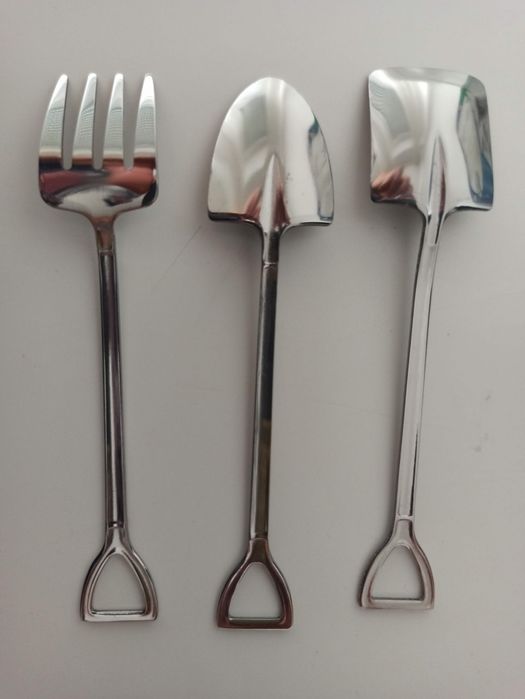 Colheres e garfos em forma de pás e forquilhas64409390271489121