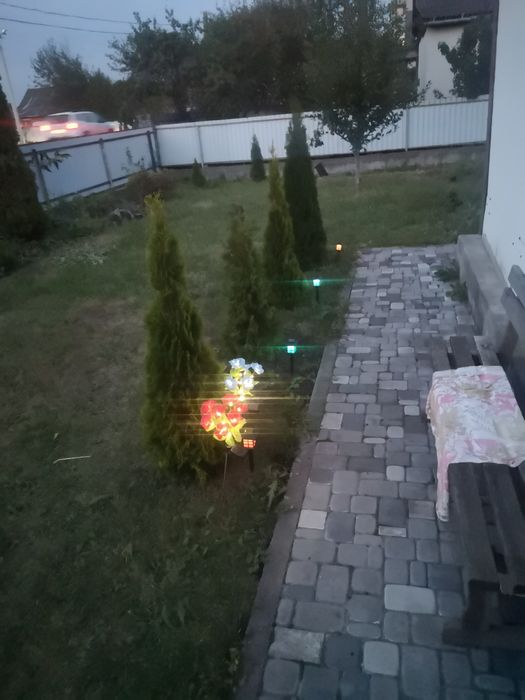 Ліхтар садовий на сонячній батареї