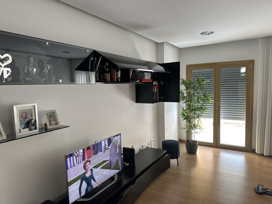 Estante e Móvel de TV em bom estado