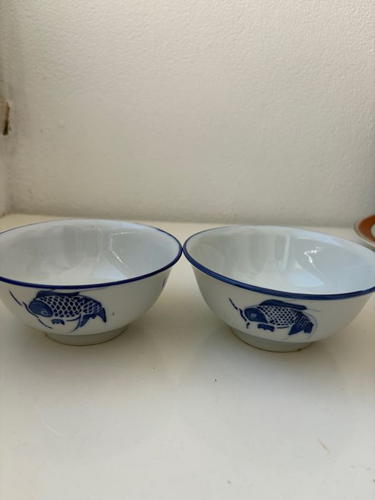 Taça de porcelana chinesa azul e branca antiga
