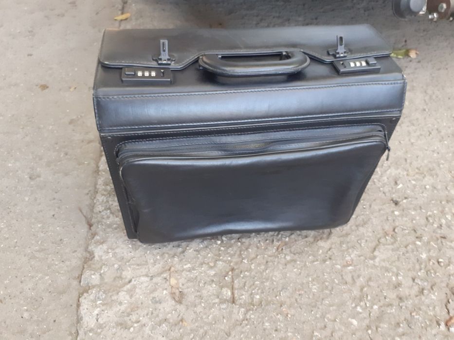 Продам  чемодан   шкіра  чорного  кольору .