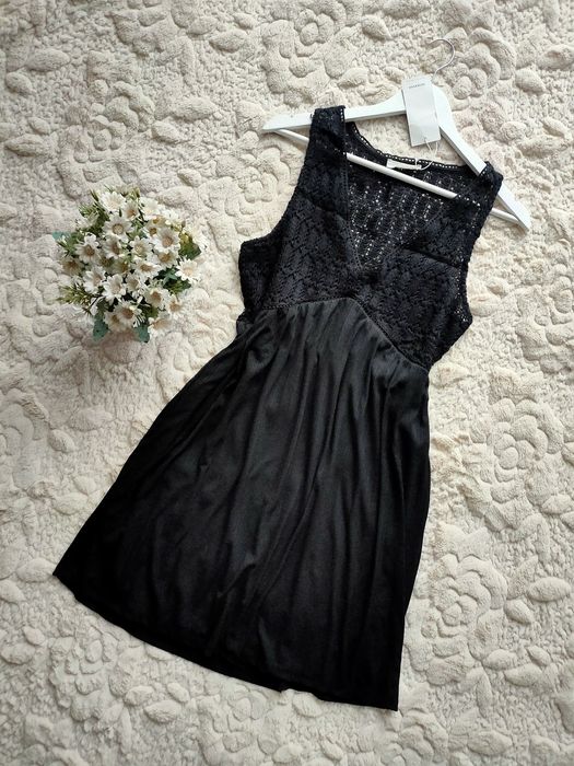 Reserved mini czarna sukienka L/40 nowa z metką na wiosnę lato wakacje uniwersalna ażurowa na ramiączkach